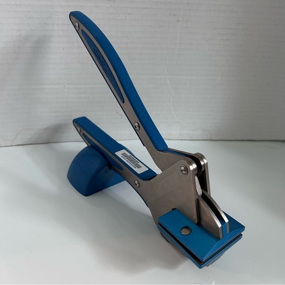 Quickutz BLUE Squeeze die cutting hand tool with cradle & 7-pc dies - Picture 4 of 16
